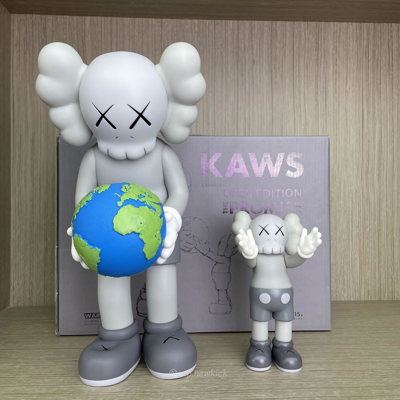 Kaws The Promise Grey Figure (8) - newkick.cc